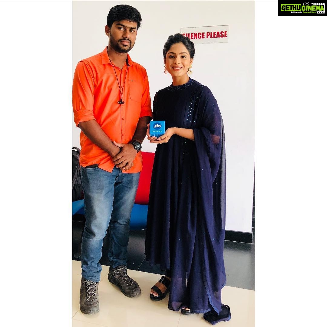 Samyuktha Menon Instagram - That’s unlimited movie streaming for me from now on . A happy happy happy moviebuff. Thank You @reliancejio #jiofi