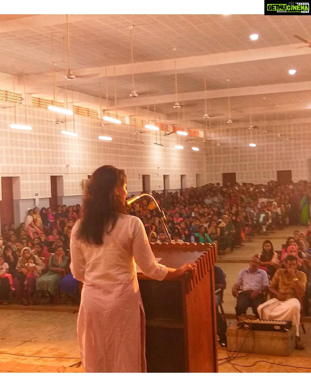 Samyuktha Menon Instagram - Government Brennen College, Thalassery , pure vibe . Thank you so much for giving me some beautiful moments ❤️😊 #swipeleft #happiness. PC @joe_e7 Thalassery, India