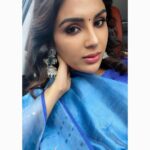 Samyuktha Menon Instagram – Hola 👋🏼 Show some love 👀💙💙💙