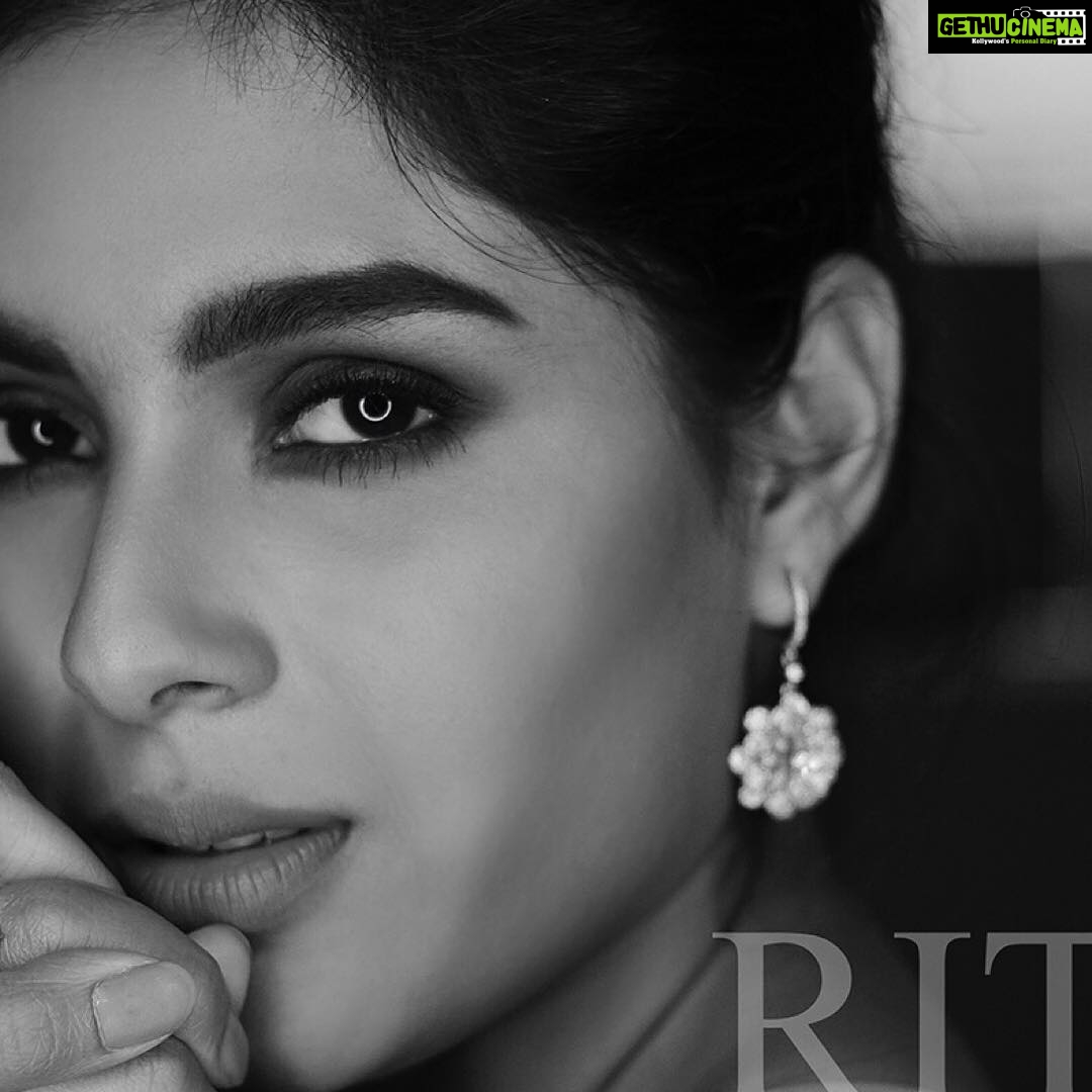 Samyuktha Menon Instagram - #swipeleft @ritzmagazine @shafishakkeer @subiganesh @janki.prakash.designs