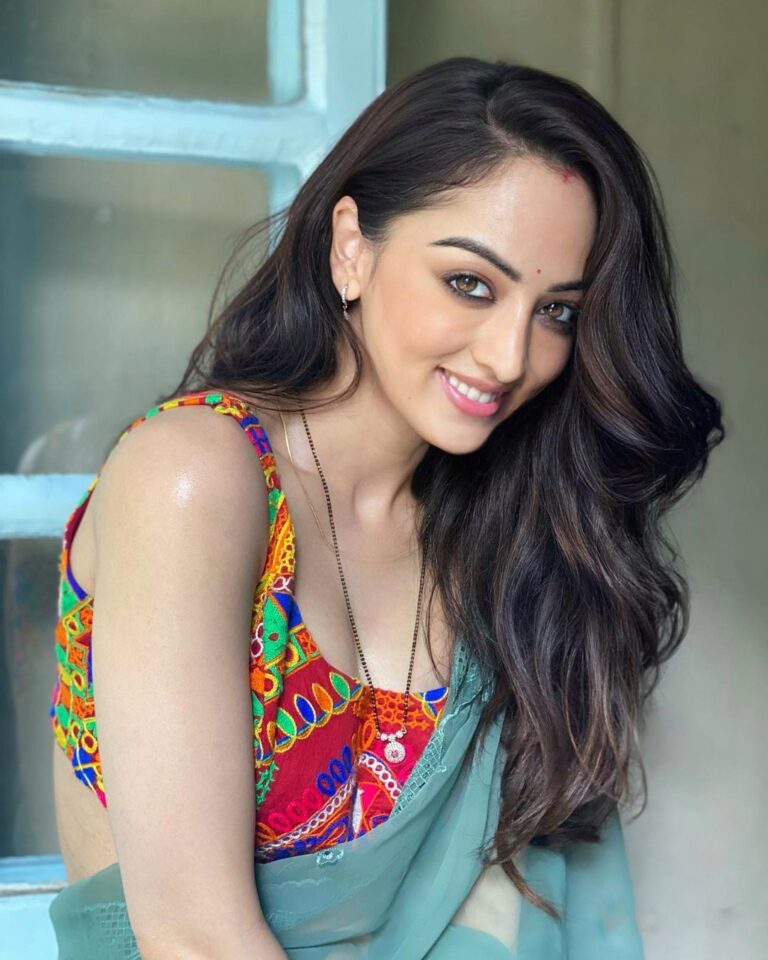 Sandeepa Dhar Instagram - Mithu #DrArora out on SonyLIV Swipe —> pic 2.3,4 shows the actual depiction of when they say Aaj lunch mein diet food hai 😑