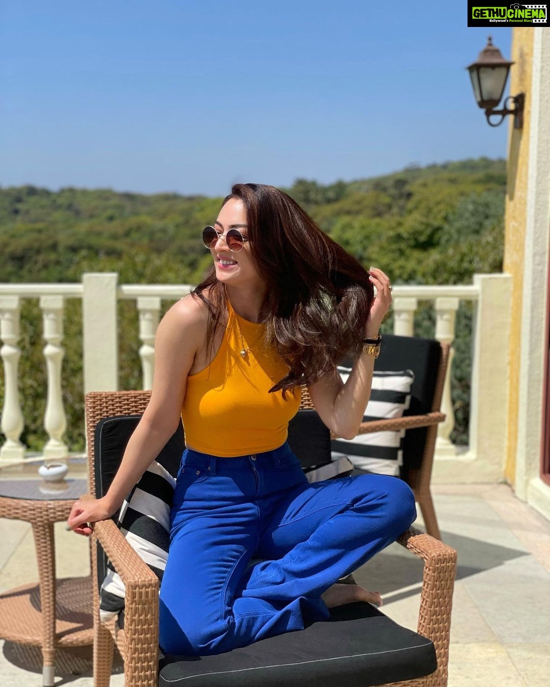 Sandeepa Dhar Instagram - Tanned & Tipsy 🌞 #happyhour @lmmahabaleshwar #staycation Le Méridien Mahabaleshwar Resort & Spa