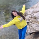 Sandeepa Dhar Instagram - May you all सफ़र in 2022 🏔🎒👯‍♀️ HAPPY NEW YEAR 🥳😛 _____________________________ #reels #reelsinstagram #travel #hills #uttarakhand #happynewyear Uttarakhand