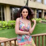 Sandeepa Dhar Instagram - Windswept 🌻 @siddharthabansal_ @varsshatilokani @daksh_hairguru @shru_birla @nekhi_india