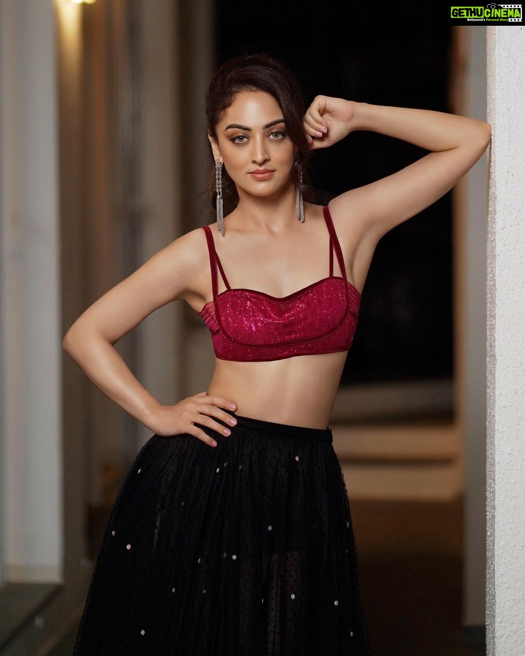 Sandeepa Dhar Instagram - I don’t care who is doing better than me. I am doing better than I was last year. It’s me vs me.✨ ___________________________________ @dieppj @makeupbyanighajain @rishidoeshair @shru_birla @supriamunjalofficial @aquamarine_jewellery