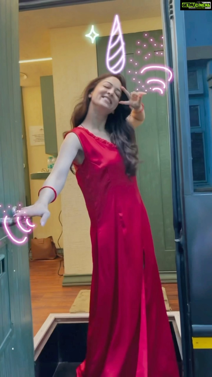 Sandeepa Dhar Instagram - DAY 1 #onset of DR. ARORA as Mithu ππ Playing Mithu has been quite a journey, you can kind of guess from the red nighty. π #90s #fashion Thought of sharing a few glimpses of the 1st day on set. Will share more in the coming days, sorry you canβt escape it π Tbh I love this track from the show , I just needed a bahana to create a reel on it. π DR. ARORA STREAMING ON SONYLIV FROM 22nd JULY @sonylivindia @kumararchit @imtiazaliofficial @reliance.entertainment @wearewsf @castingchhabra @mukeshchhabracc @sunnymr @nidhisethianair @srustij @rajeshshukla18 @ravimishrasinger @kamil_irshad_official @makeupartistkarishmabajaj @suveera.swetesh.stylist @ajitesh_gupta_ #reelsinstagram #bts #1st #day #red #ootd #90s #fashion