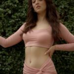 Sandeepa Dhar Instagram - 🐅 _____________________________ 🎥 @dieppj Muah @makeupartistkarishmabajaj Styling @shru_birla Outfit @drobekart _____________________________ #reels #sandeepadhar #ootd #shoot