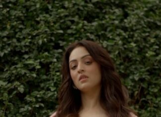 Sandeepa Dhar Instagram - 🐅 _____________________________ 🎥 @dieppj Muah @makeupartistkarishmabajaj Styling @shru_birla Outfit @drobekart _____________________________ #reels #sandeepadhar #ootd #shoot