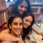 Sandeepa Dhar Instagram – #funtimes Swipe right to see , How it started to How it ended 😬😂🥳✌🏻🍹
 #weekend #shenanigans #brunch #mygirls #sunday #pinkwasabi Pink Wasabi