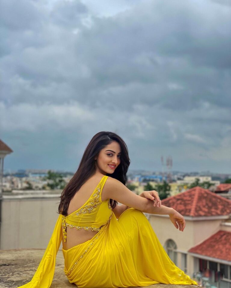 Sandeepa Dhar Instagram - Just sitting out here and wondering; So in retrospect, in 2016 , not a single person got the answer right to “where do you see yourself 5 years from now ?” 😬🤔🤭 #justsaying ______________________________ Outfit @meghakapoorlabel Styling @shru_birla