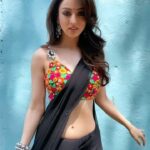 Sandeepa Dhar Instagram - #BeingMaina Jhumka girra re ‘Dhooppur’ kay bazaar mein 🎶 Catch “Chattis Aur Maina” streaming on @disneyplushotstar ————————————————— #reels #reelsinstagram #sandeepadhar #chattisaurmaina #saree #sareelove #desi #onset