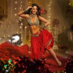 Sandeepa Dhar Instagram - MUNNI BADNAAM HUI 💃🏻 ‘Maina’ ki entry kuch iss tarah hoti hai ! #chattisaurmaina out on Hotstar Choreography @maggik81 MUAH @cashmakeupartistry Styling @shru_birla Outfit @annus_creation @sumanfashionmaker Jewellery @silverpalace_jewels DOP @rajugauli79 Director @shraddhapasi _________________________________ #dance #sandeepadhar #dancer #cover #desi