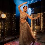 Sandeepa Dhar Instagram - MAINA 🕊 A dancer . Independent, Ambitious , Stubborn , Quirky & a huge commitment phobic. She is all things sugar & spice !! On the path of fulfilling her dreams and aspirations. Will she achieve her goals ? Coming soon #ChattisAurMaina on @disneyplushotstar ____________________________ 💄 @cashmakeupartistry Designer @sumanfashionmaker Styling @shru_birla 👠 @houseofjuttis