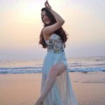 Sandeepa Dhar Instagram - Life is so short. We spend so much time sweating the small stuff. Worrying, complaining, wishing, wanting & waiting for something bigger & better instead of focussing on all the Simple blessings that surround us everyday. Life is so fragile & all it takes is a single moment to change everything you take for granted. I decide to focus on what’s important & be grateful ! Dance taught me to stop saying “I can’t do that “ & instilled in me “I will be able to do that , just give me time to practice “ On this #internationaldanceday I am Grateful for the music & movement which helped me Through all the darkness, pain, anxiety, fear, insecurities . Today, Now , This moment. I am Grateful for the opportunity to experience each day. It’s a Privilege. ✨ #stayhomestaysafe ————————————————— #reels #reelsinstagram #sandeepadhar #happyinternationaldanceday