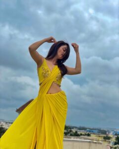 Sandeepa Dhar Instagram - Just sitting out here and wondering; So in retrospect, in 2016 , not a single person got the answer right to “where do you see yourself 5 years from now ?” 😬🤔🤭 #justsaying ______________________________ Outfit @meghakapoorlabel Styling @shru_birla