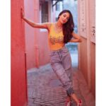 Sandeepa Dhar Instagram - When I offer you food , it’s only because my mother raised me right . As a friend , please read the truth in my eyes & politely decline . 😛💁🏻‍♀️🙄😬 _____________________________ 📸 @dieppj 💄 @sneharodricks Hair @pevekarrupesh Styling @shru_birla