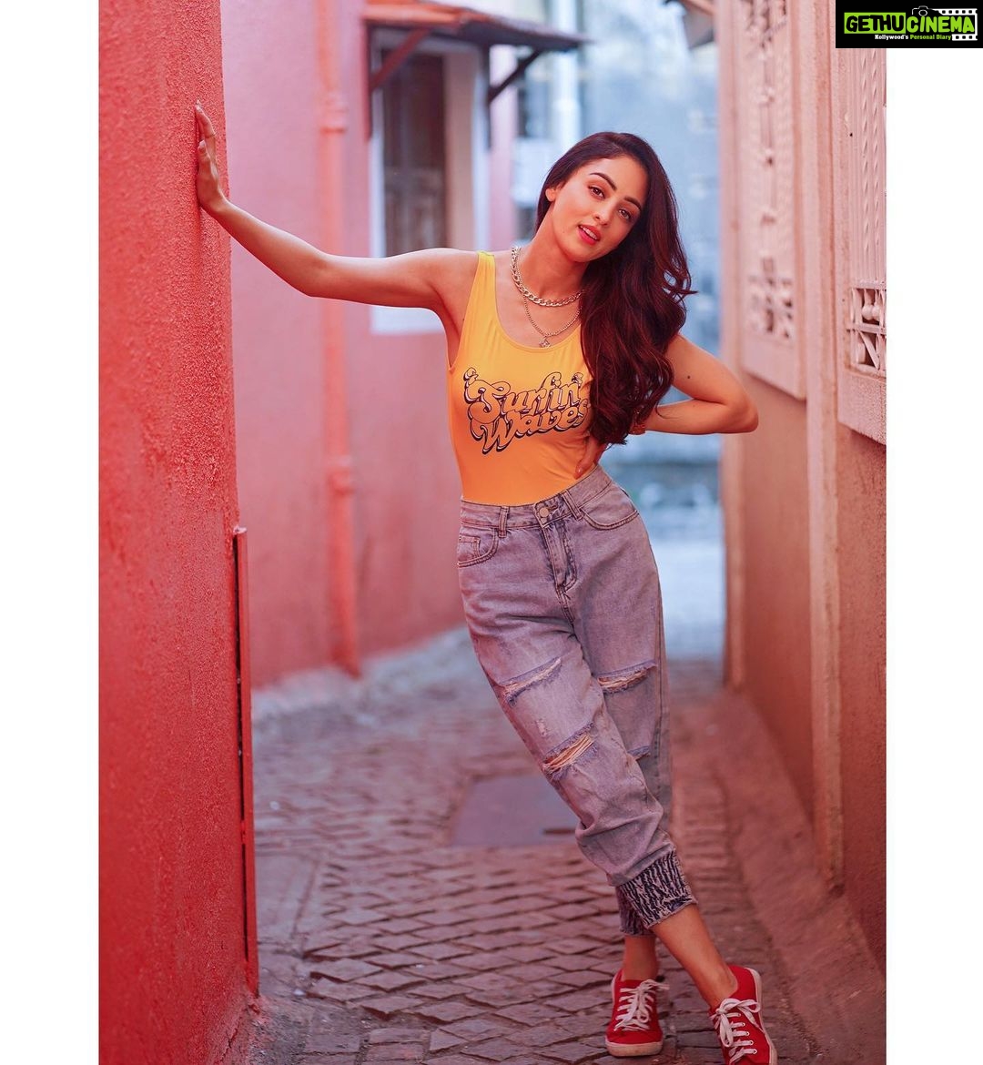 Sandeepa Dhar Instagram - When I offer you food , itβs only because my mother raised me right . As a friend , please read the truth in my eyes & politely decline . πππ»ββοΈππ¬ _____________________________ πΈ @dieppj π @sneharodricks Hair @pevekarrupesh Styling @shru_birla
