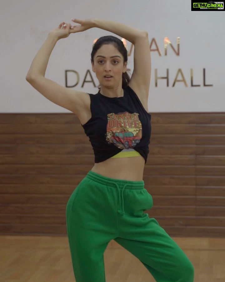 Sandeepa Dhar Instagram - Because of my dancing schedule, I tend to be prone to a lot of muscle sprains and the mattress and pillow I was using previously wasn’t helping me get a proper sleep to recover well. Hence, after doing a lot of research, I switched to @duroflexworld . I bought their LiveIn Mattress and their Neck Balance Pillow. Their newly launched Neck Balance pillow is specially curated for the advanced orthopedic support my neck and head deserve. It is a memory foam pillow infused with lavender which helps in inducing sleep naturally. Just like their LiveIn Mattress, it also has encased in Anti Microbial fabric, which helps keep your sleep space safe and hygienic. So what are you guys waiting for? Visit duroflexworld.com to find the sleep solutions that will suit your needs. Use my code SANDEEPA10 and get additional 10% on any mattress of your choice. #Duroflex #Sleepexperts #madeinindia _______________________________________________ 🎥 @dieppj 💄 @mukashu.mua Styling @shru_birla