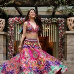 Sandeepa Dhar Instagram - Being a fruit loop in a world of Cheerios 🌈 Swipe ➡️ to see my “Palat” moment _____________________________ 📸 @neil_chakraborty Styling : @shru_birla Outfit @siddharthabansal_ @6degree.store Earrings @minerali_store Hathphool and mangtika @justjeweleryindia Shoes @tiesta.shoes Potli @arastudio.in