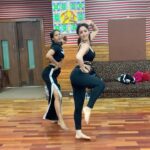 Sandeepa Dhar Instagram – #bts Rehearsal clip of #laalamlaal from #kaagaz with the lovely @alishasingh.official 
Had gone for the rehearsal straight from the airport  after a 10 hour flight , was super tired & jet lagged but somehow managed to learn the whole choreography . 😬🤕😰
Big shoutout to all the dancers out there who make it all look easy but the truth is , A LOT of hard work goes into it. #hustlehard 🙌🏻💪🏻
Tag someone u know who is a #hustler