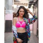 Sandeepa Dhar Instagram - So I Am all prepped & ready ! Got all the colours on me ! Try winning now !! Huh!! 🥳💁🏻‍♀️🦸‍♀️ Crocodile Crocodile which colour do u want ? ✌🏻😁 —————————————————- 📸 @dieppj 💄 @sneharodricks Hair @pevekarrupesh Styling @shru_birla @yo_aatma