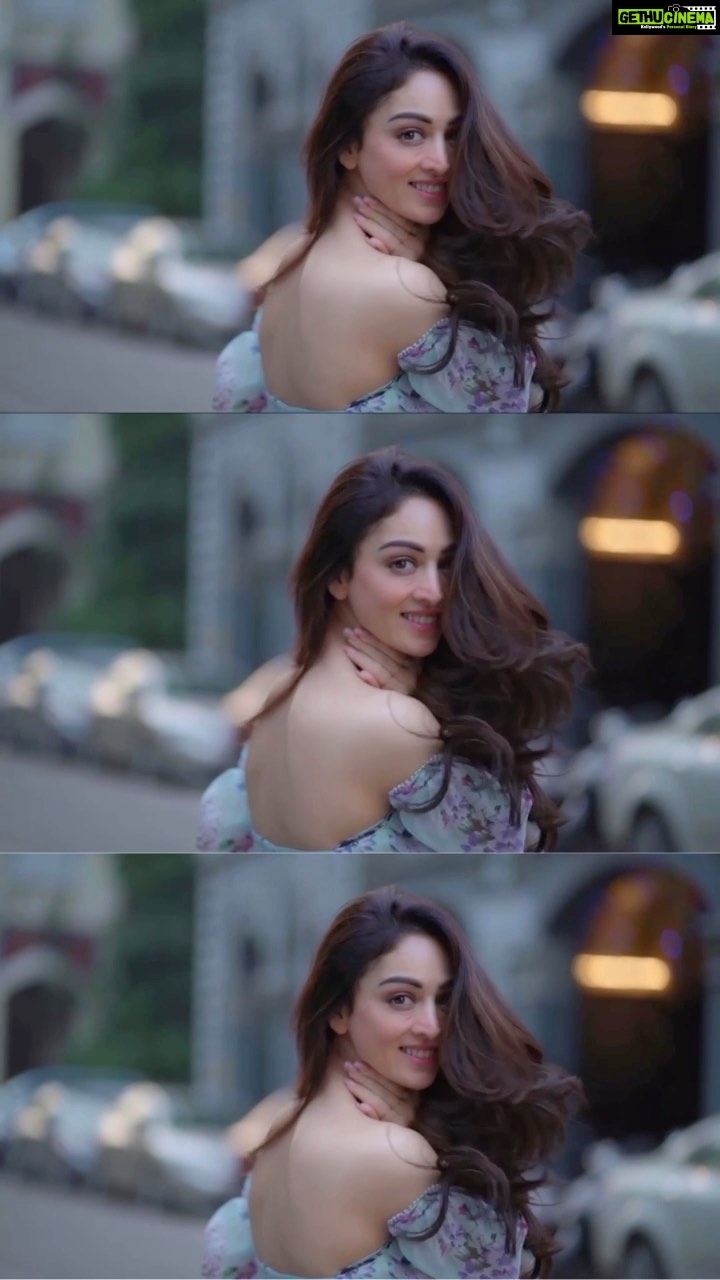 Sandeepa Dhar Instagram - Rehearsing for “पलट” since 1995! @iamsrk kaha ho tum ? 👀 🎥 @dieppj MUA @sneharodricks Hair @pevekarrupesh Styling @shru_birla Outfit @mirrorthestore —————————————————- #reels #reelsinstagram #reelitfeelit #DDLJ #srk #my1stlove