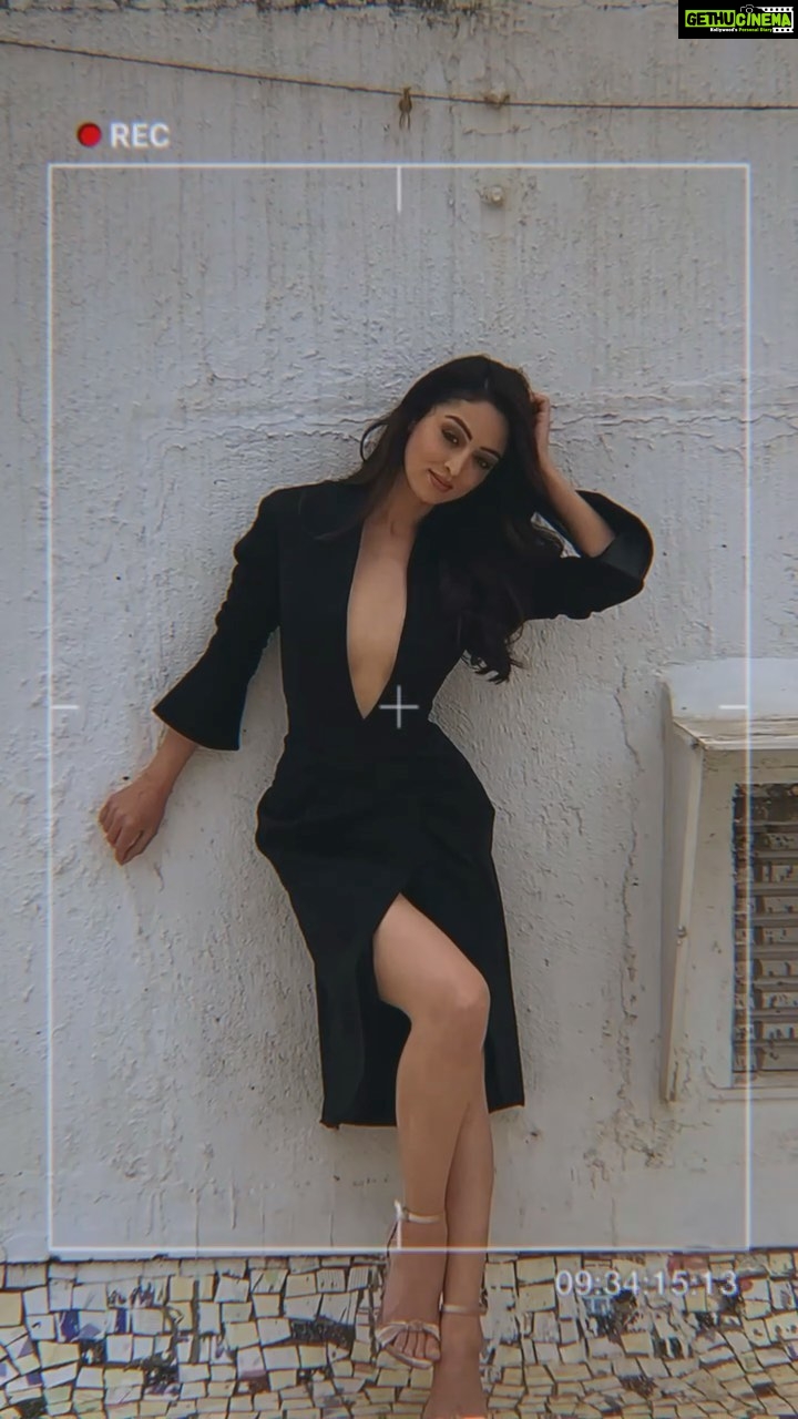 Sandeepa Dhar Instagram - TERRACE TALKIES π€·π»ββοΈπ¬ This is how Magazine Cover shoots happen in the times of a Pandemic π· @munnasphotography @sneharodricks @shru_birla Outfit @reemaanandlabel #sandeepadhar #reels #reelsinstagram #reelitfeelit #magazine #photoshoot #fashion #terrace #black #poser
