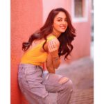 Sandeepa Dhar Instagram - When I offer you food , it’s only because my mother raised me right . As a friend , please read the truth in my eyes & politely decline . 😛💁🏻‍♀️🙄😬 _____________________________ 📸 @dieppj 💄 @sneharodricks Hair @pevekarrupesh Styling @shru_birla