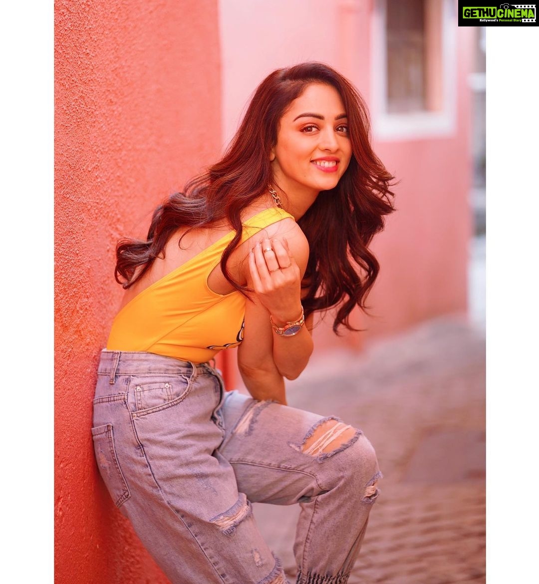 Sandeepa Dhar Instagram - When I offer you food , itβs only because my mother raised me right . As a friend , please read the truth in my eyes & politely decline . πππ»ββοΈππ¬ _____________________________ πΈ @dieppj π @sneharodricks Hair @pevekarrupesh Styling @shru_birla