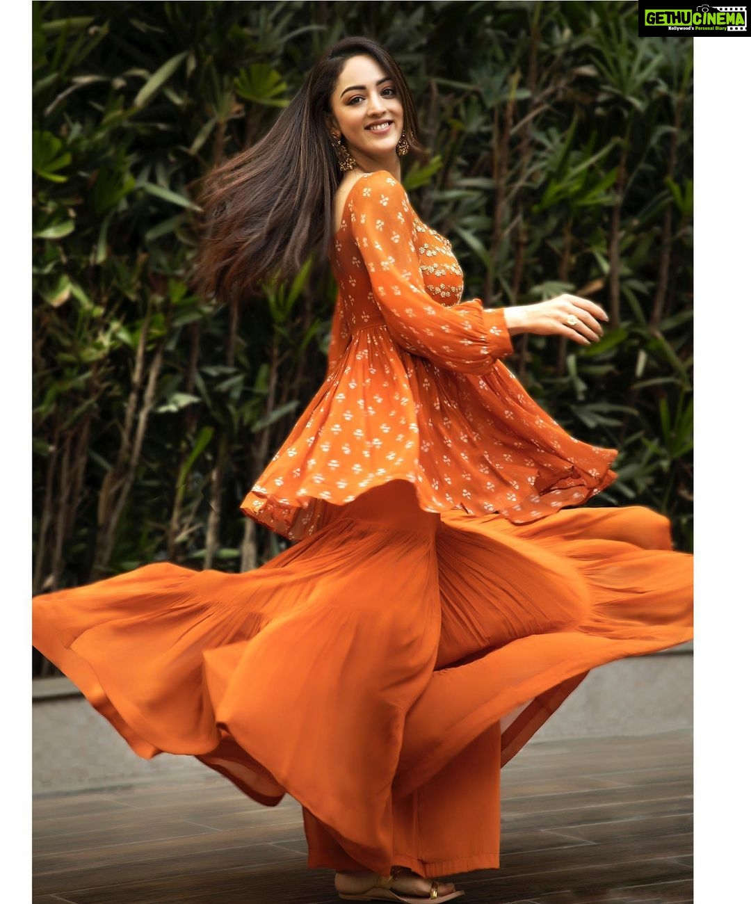 Sandeepa Dhar Instagram - Orange is the new black 🍊 ____________________________ 📸 @ashutoshpundhir Outfit @eshakoul_official Jewellery @minerali_store Styled by @shru_birla