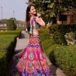 Sandeepa Dhar Instagram - Being a fruit loop in a world of Cheerios 🌈 Swipe ➡️ to see my “Palat” moment _____________________________ 📸 @neil_chakraborty Styling : @shru_birla Outfit @siddharthabansal_ @6degree.store Earrings @minerali_store Hathphool and mangtika @justjeweleryindia Shoes @tiesta.shoes Potli @arastudio.in