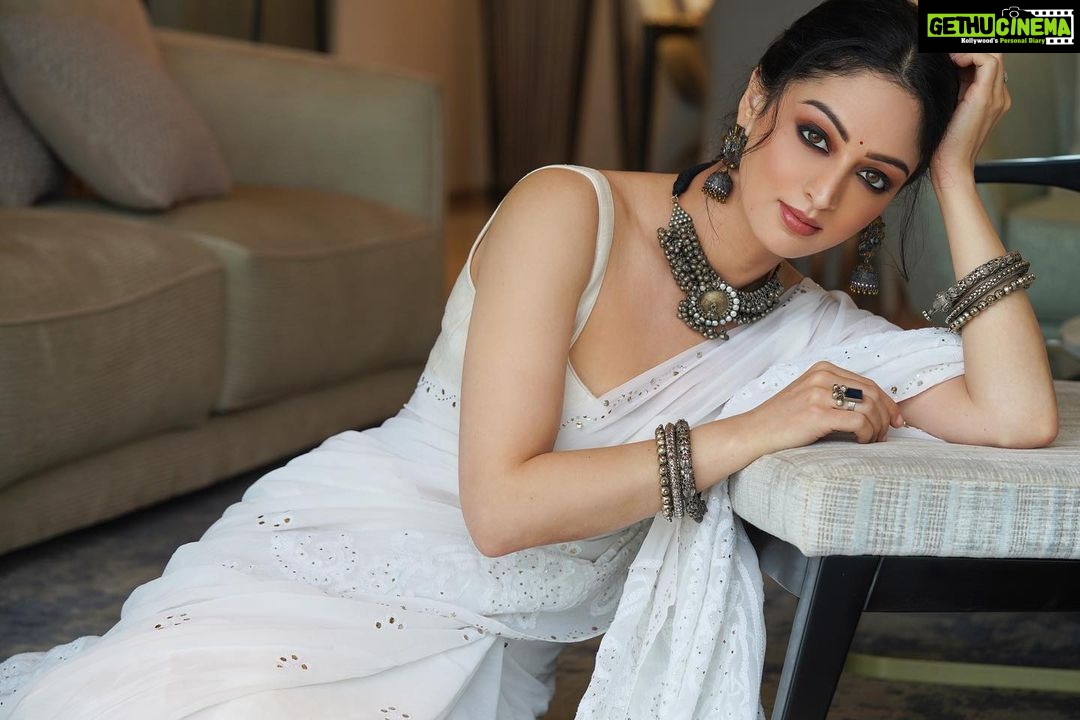 Sandeepa Dhar Instagram - HAPPY DIWALI !!! 💥🤗❤️ आप दीये की तरह जगमगाए, दीवाली की आपको बहुत बहुत शुभकामनाएँ ———————————————- 📸 @munnasphotography 💄 @g.chakravarthyy Stylist @shru_birla @sagarsarees @koharbykanika @vblitzcommunications
