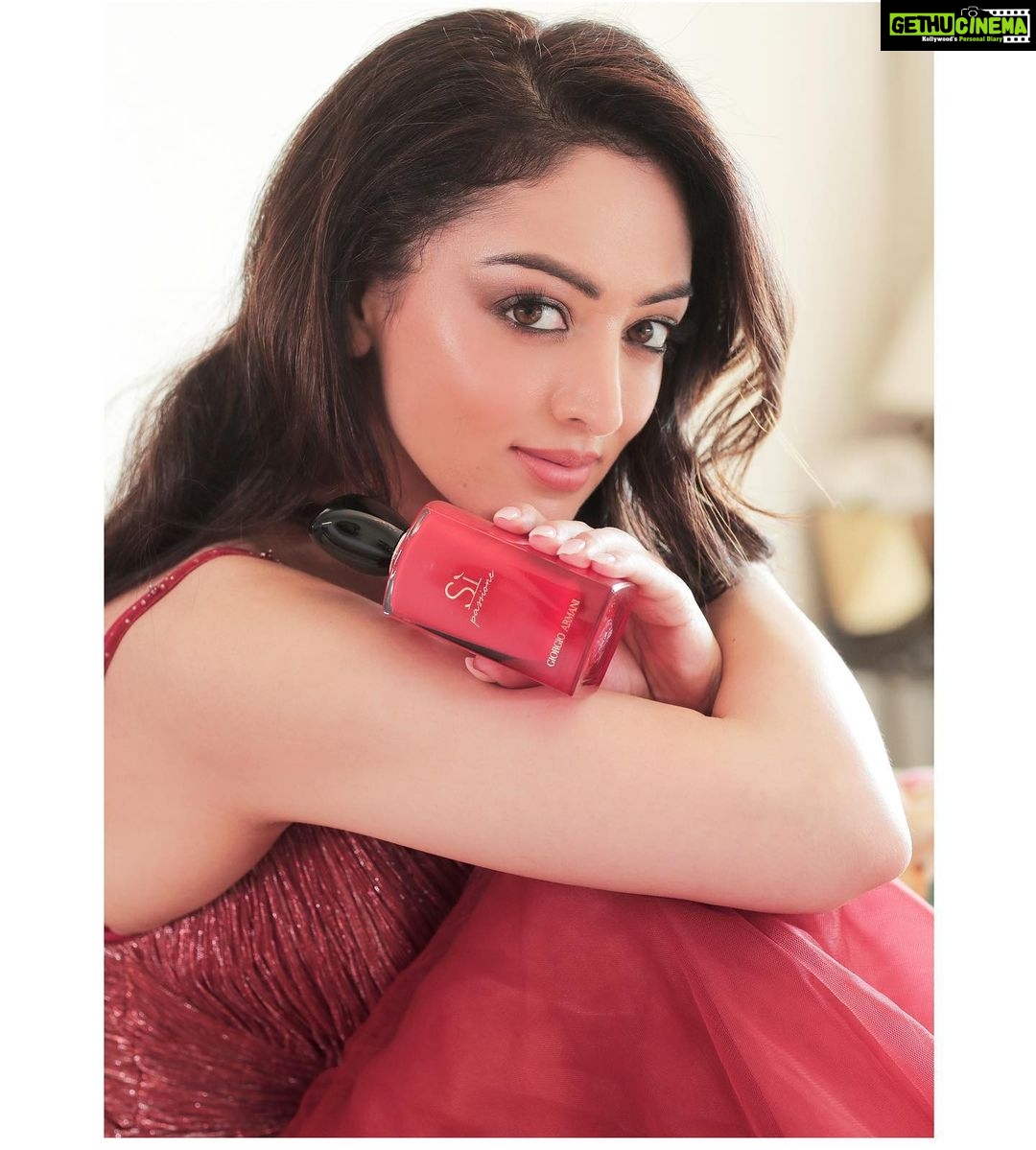 Sandeepa Dhar Instagram - Unforgettably elegant. The sensation of true passion. Introducing Giorgio Armani SÌ PASSIONE INTENSE, the new vibrating and intense fragrance for her. @armanibeauty Now available @parcosbeauty @sephora_india @mynykaa @shoppers_stop #ArmaniBeauty #SaySi #SaySiToPassion —————————————————— 📸 @krishnaperla @shru_birla @supriamunjalofficial