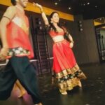 Sandeepa Dhar Instagram – BLOOPER ALERT 🚨 Nagada with @melvinlouis #behindthescenes #making 
Check how our DOP @krishnaperla likes to ram into us & the walls of the studio while shooting these dance covers 🤣🤣🤣
Edited by @trishonaaa