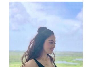 Sandeepa Dhar Instagram - I got that Sunshine in my pocket & got that good soul in my feet ! —————————————— @amorecoutureofficial @shru_birla @sneharodricks @chic_therapy_