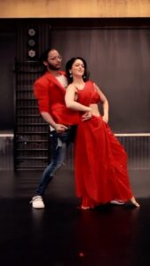 Sandeepa Dhar Instagram - UDI UDI JAYE with @melvinlouis 

P.S. How AMAZING is @iamsrk in this song !!! #srk #fan #reels
