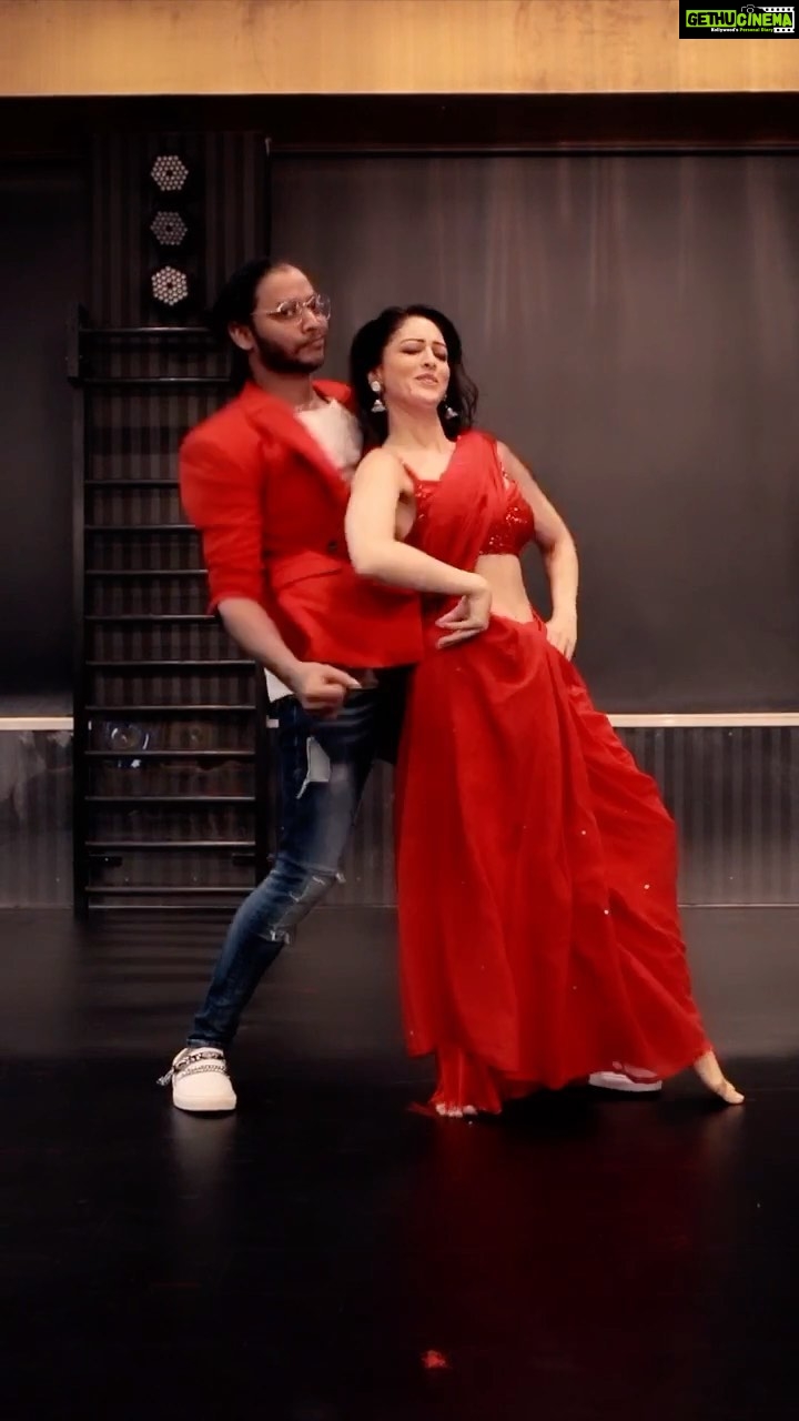 Sandeepa Dhar Instagram - UDI UDI JAYE with @melvinlouis P.S. How AMAZING is @iamsrk in this song !!! #srk #fan #reels