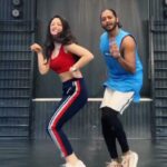 Sandeepa Dhar Instagram - Another little attempt at shuffling with @melvinlouis bcoz its so much fun learning new things 😁 #msshuffle