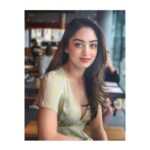 Sandeepa Dhar Instagram - They say just do what you love & money will come to you. Let’s see what happens, I just ordered a Pizza. 🤠🤔 ............ Swipe right to see how I actually behave in restaurants