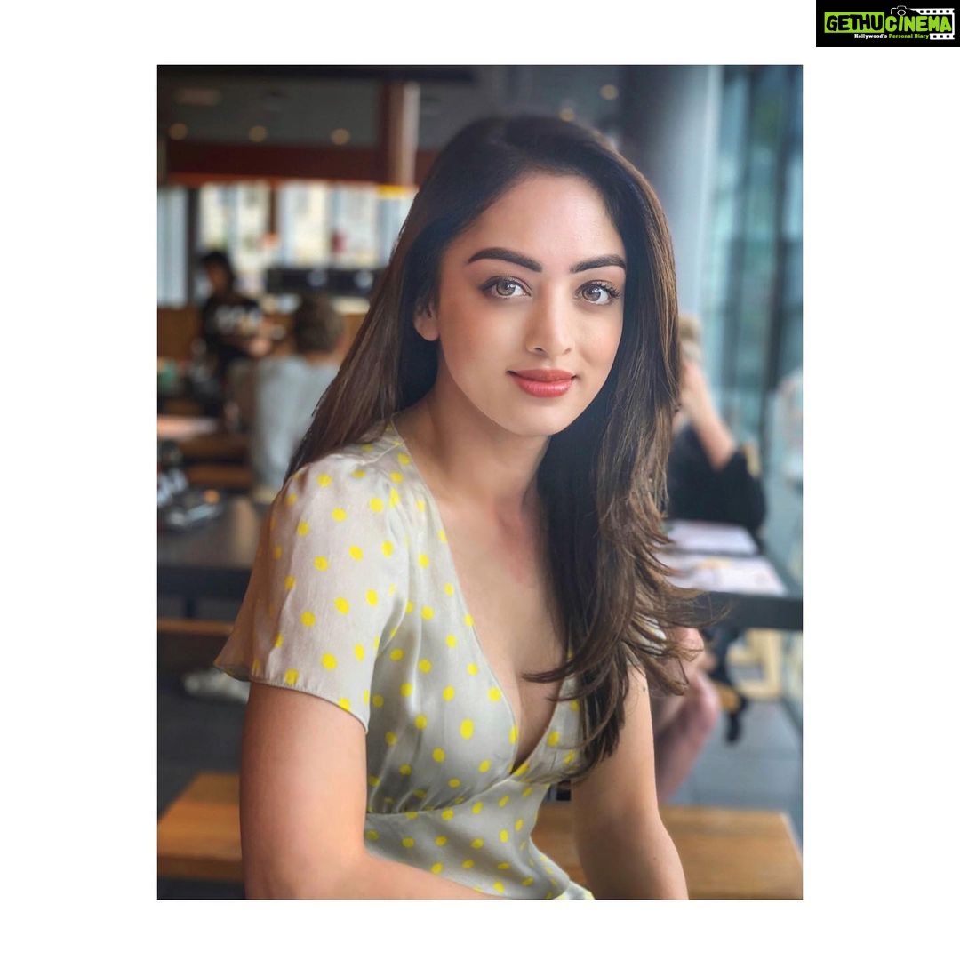 Sandeepa Dhar Instagram - They say just do what you love & money will come to you. Let’s see what happens, I just ordered a Pizza. 🤠🤔 ............ Swipe right to see how I actually behave in restaurants