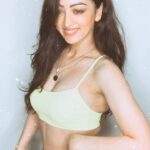 Sandeepa Dhar Instagram - Impromptu grooving in between shoot #myjam 🤦🏻‍♀️🤷🏻‍♀️😬 #reels
