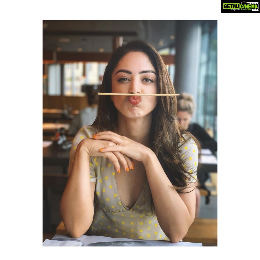 Sandeepa Dhar Instagram - They say just do what you love & money will come to you. Let’s see what happens, I just ordered a Pizza. 🤠🤔 ............ Swipe right to see how I actually behave in restaurants