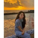 Sandeepa Dhar Instagram - Watched the sunset outside the boundaries of my home after 4 months ! Realised how we take things for granted . There is a lot that is good in our life- don’t take it for granted. Don’t get so focussed on the struggles that you miss the gift of today . 💛 #nofilter #mumbaimerijaan #staysafe 📸 @ayush007 Carter Road Beach, Mumbai, India