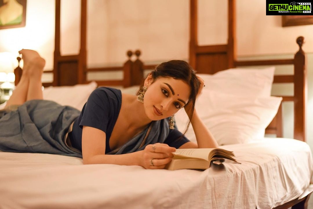 Sandeepa Dhar Instagram - I wonder how people describe me when theyβre talking about me to someone else whoβs never met me. π ββββββββββββ/ββββββββββββ πΈ @shazzalamphotography Styling @shru_birla @tejalyadav318