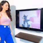 Sandeepa Dhar Instagram - Messing with Tom! 😂🤪 Forever a Tom & Jerry Fan !! Leave a ❤️ in the comments if u r a fan too.