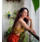 Sandeepa Dhar Instagram - The best way to tell someone you don’t like them is to text them 37OHSSV O773H & tell them to read it upside down . 🤪✌🏻
