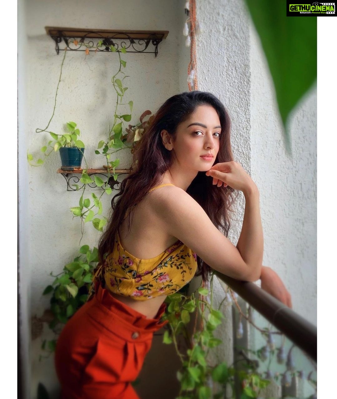 Sandeepa Dhar Instagram - The best way to tell someone you don’t like them is to text them 37OHSSV O773H & tell them to read it upside down . 🤪✌🏻