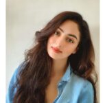 Sandeepa Dhar Instagram - But 1st, let me take 40 selfies until I find the one that actually works. 🤳🏼😎✌🏻 #quarantinelife #messyhairdontcare #selfiegamestrong