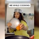 Sandeepa Dhar Instagram – Kitchen woes !! Mom Vs Me 👵🦸‍♀️ Leave a ❤️ emoji if u r like me in the kitchen 😁
#maatohmaahotihai #fail