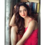 Sandeepa Dhar Instagram – I am just a girl , sitting in front of the bookshelf asking it to clean itself 😬 #myneedsaresimple 
#quarantinelife #householdchores #neverendingstory